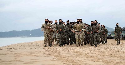 지난 28일 강원도 양양군 해상침투전술훈련장에서 'UFS/TIGER' 일환 특전사 연합 해상침투 훈련이 진행된 가운데 육군특수전사령부, 주한미특수작전사령부 장병들이 훈련에 앞서 체력단련을 하고 있다. 사진=사진공동취재단