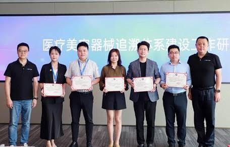 최근 중국에서 개최된 '2023 의료미용 협력 파트너 회의’에서 지승욱 휴젤 중국법인장(오른쪽 세번째)이 ‘정품인증 우수기업상’ 수상 후 알리페이, 중국성형미용협회 관계자 및 참석자들과 기념사진을 촬영하고 있다.[사진제공=휴젤]