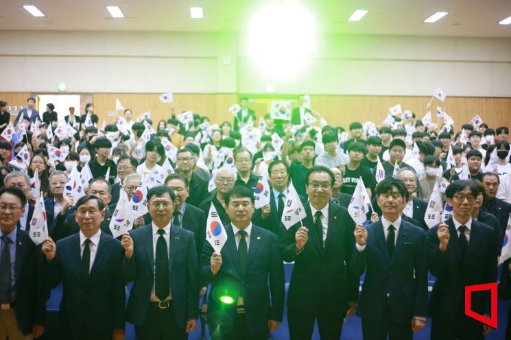 광복회 광주시지부는 경술국치 113주년을 맞아 29일 오전 10시에 광주광역시 북구 오치동 광주자연과학고등학교에서 추념식을 개최, 참석자들이 태극기를 들고 만세 삼창을 외치고 있다.[사진=민현기 기자]