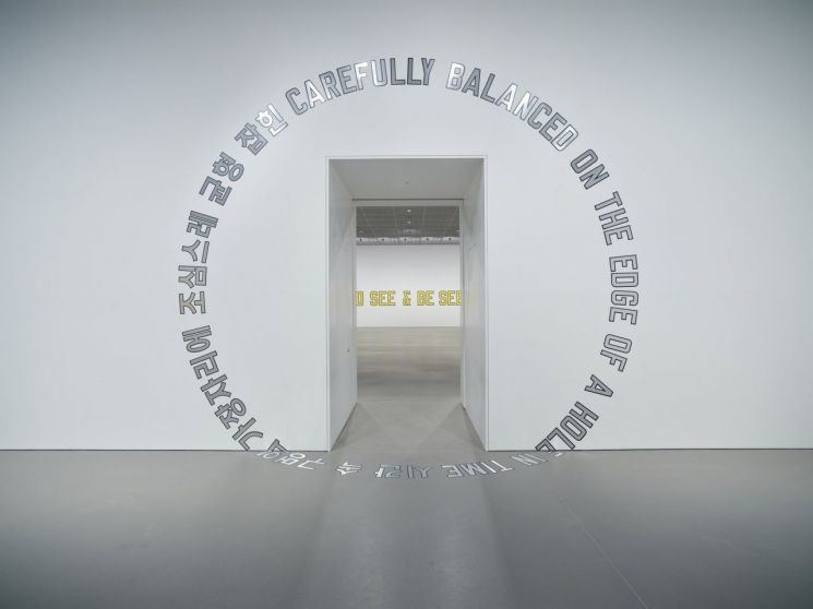현대미술 기획전 'LAWRENCE WEINER UNDER THE SUN' 전경_ⓒK2 Studio [사진제공 = 아모레퍼시픽미술관]
