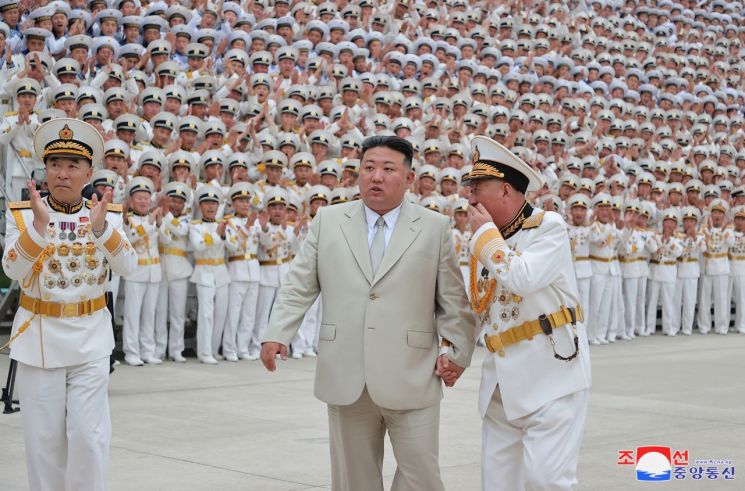 28일 해군절 맞아 해군사령부 찾은 북한 김정은. [이미지출처=연합뉴스]