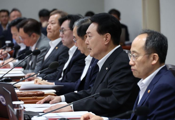 윤석열 대통령이 29일 서울 용산 대통령실 청사에서 열린 국무회의에서 발언하고 있다. 이날 '2023년 세법개정안'이 최종 의결됐으며 다음 달 1일 정기국회 시작 날 국회에 제출될 예정이다. [이미지출처=연합뉴스]