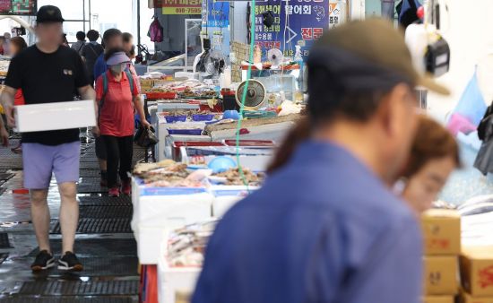 28일 오전 대구 북구 매천동 수산물시장에서 시민들이 수산물을 구입하고 있다.[이미지출처=연합뉴스]