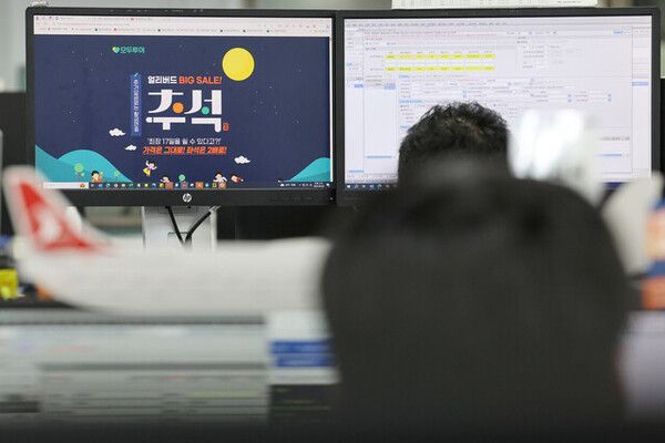 8월28일 오후 서울 중구 모두투어 본사에서 한 직원이 한가위 연휴 스케줄표를 띄워놓고 보고 있다.[사진출처=연합뉴스]