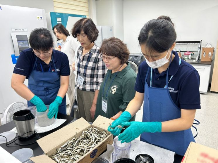 경남도민들이 마른 멸치 대상 방사능 검사 과정을 지켜보고 있다. [사진제공=경남도청]