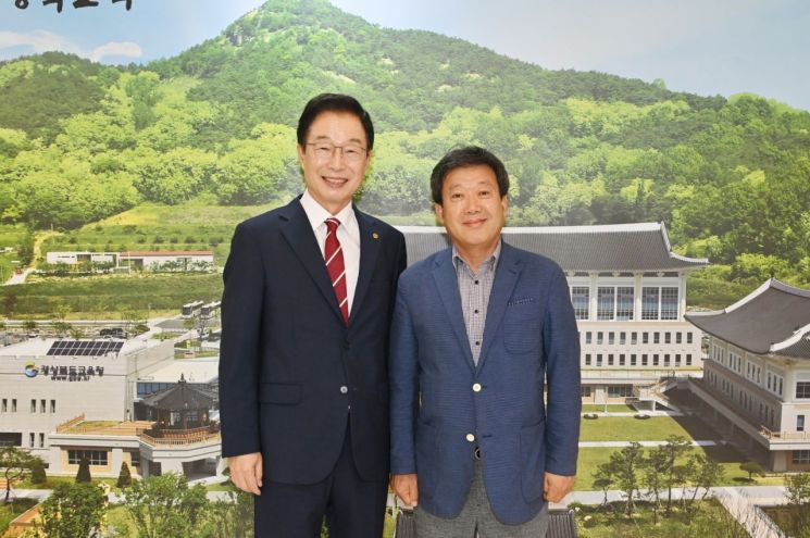 남한권 울릉군수(오른쪽)가 임종식 경북도 교육감과 기념 촬영을 하고 있다.