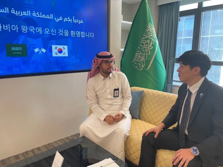 LIG넥스원 관계자가 중동지역 보안전문기관 참석자와 대화를 하고 있다.