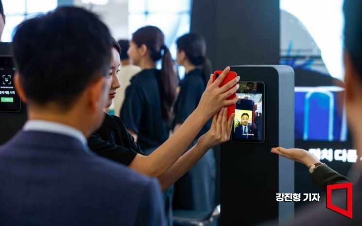 30일 서울 중구 동대문디자인플라자에서 열린 '코리아 핀테크 위크 2023'에서 네이버페이 페이스결제가 공개되고 있다. 사진=강진형 기자aymsdream@