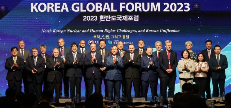 문승현 통일부 차관을 비롯한 참석자들이 30일 서울 웨스틴조선호텔에서 열린 2023 한반도국제포럼 개회식에서 기념사진을 촬영하고 있다. [이미지출처=연합뉴스]