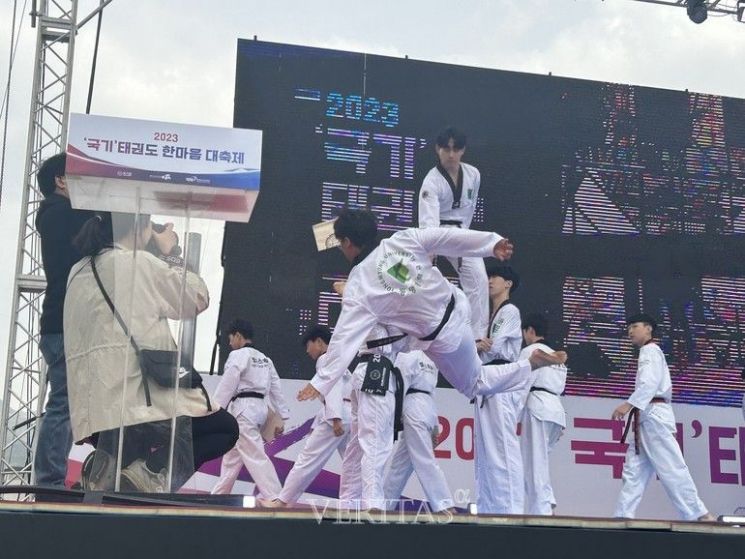 동명대 Do-ing대학 태권도전공 재학생 20명이 ‘2023 국기(國技) 태권도 한마음대축제’에서 태권도지도자 등과 함께 '태극1장' 단체 시연을 진행 중이다.