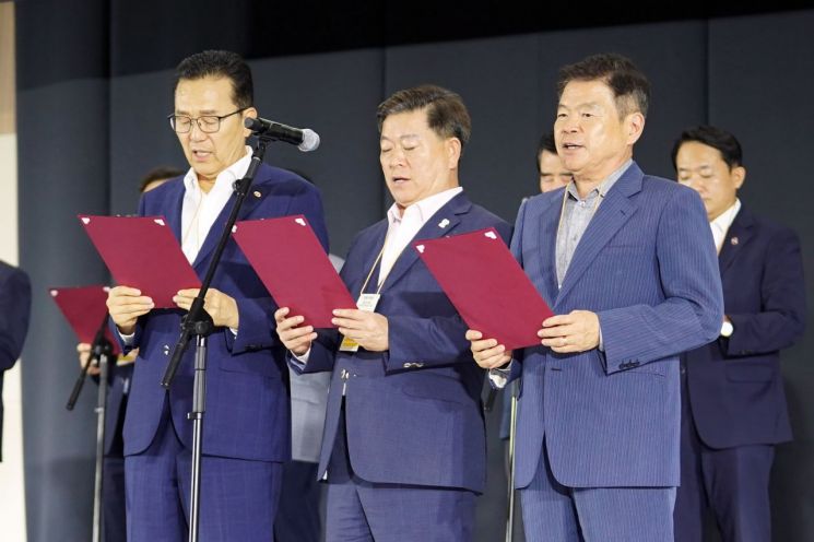 이필형 동대문구청장(오른쪽)이 30일 대한민국 지방정부 기후적응 선언을 하고 있다.