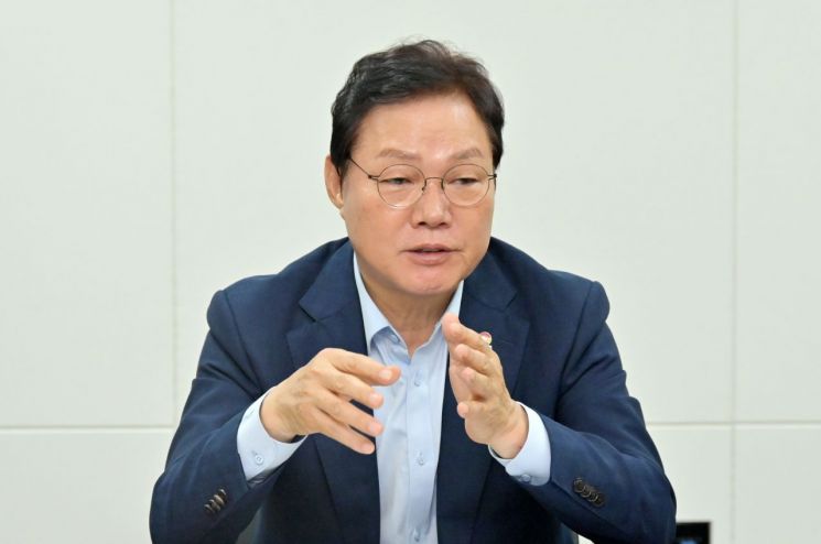 박완수 경남도지사가 수산업계 관계자들과의 간담회에서 원전 오염수 해양 방류 여파에 대한 경남도의 대책 등을 말하고 있다. [사진제공=경남도청]