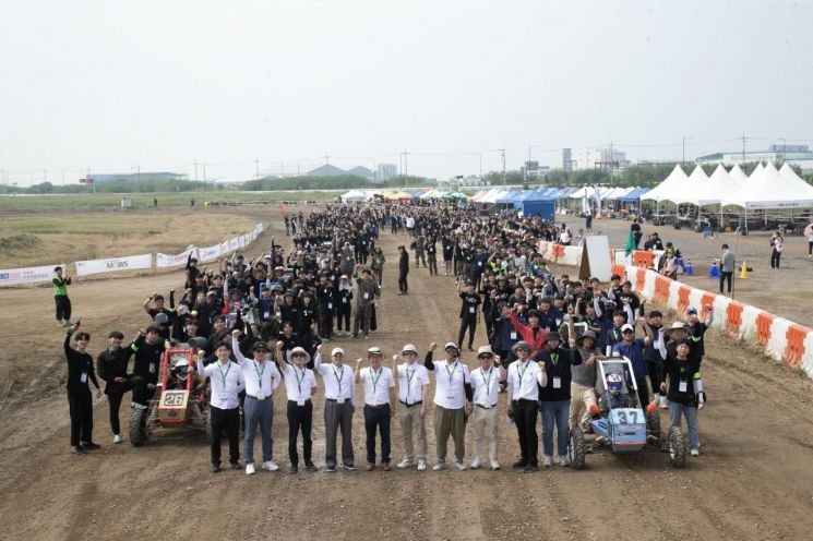 대회 주최 측 인사와 바하 부문 내구주행 참가팀이 대회 사흘차인 27일 기념촬영을 하고 있다.＜사진제공:한국자동차공학회＞