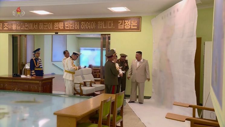 해군사령부 작전지휘소 방문한 북한 김정은 [이미지출처=연합뉴스]
