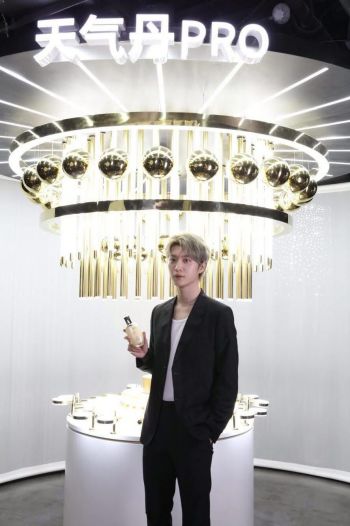 LG생활건강이 지난해 더후 ‘천기단’ 라인의 대규모 브랜드 홍보 행사 당시 중국 연예인 판청청의 모습.