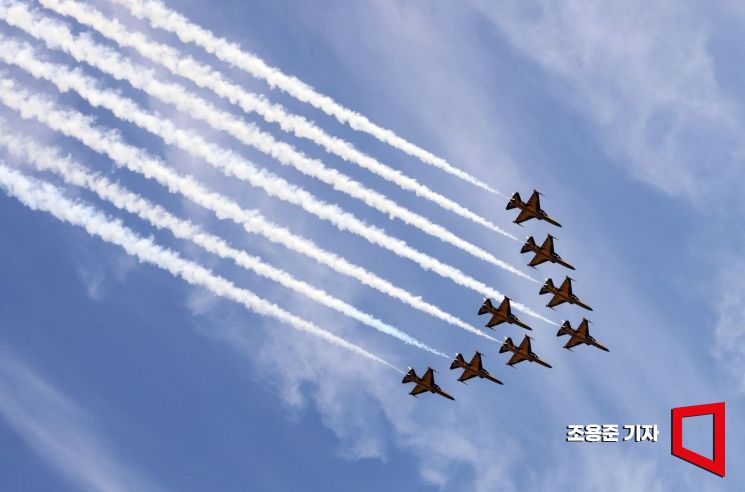 [포토] 국군의 날 축하비행 연습 하는 블랙이글스