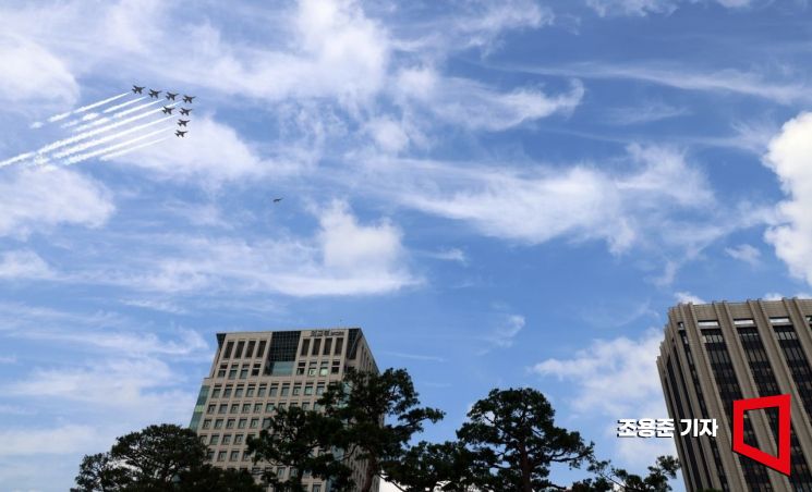 [포토] 국군의 날 축하비행 연습 하는 블랙이글스