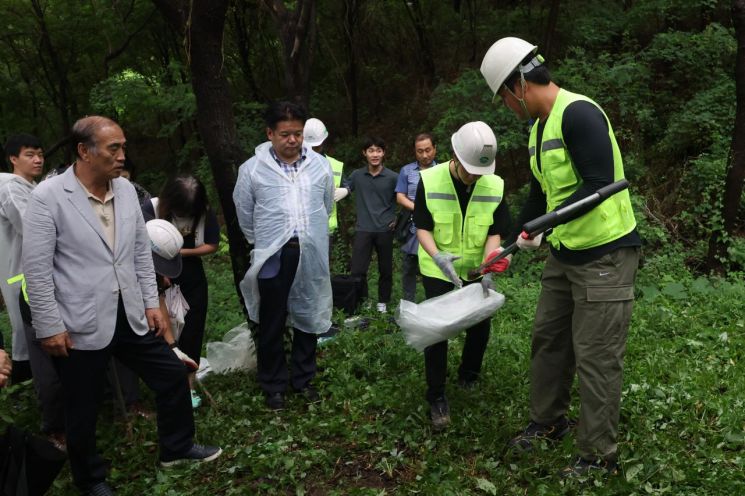 28일 오후 서울 마포구 신규 광역자원회수시설(쓰레기 소각장) 입지 예정지 인근에서 토양오염 조사기관 직원들이 오염도를 조사하기 위해 시료를 채취하고 있다. [이미지출처=연합뉴스]