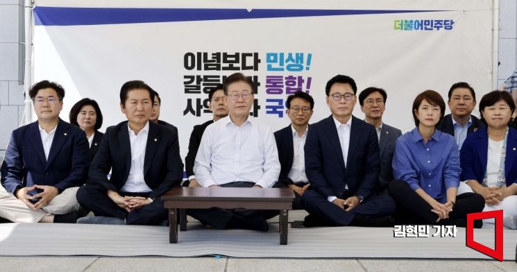 이재명 더불어민주당 대표가 31일 국회 본청 앞에서 단식 농성을 하고 있다. 이 대표는 이날 취임 1주년 기자간담회에서 "무능 폭력 정권을 향해 국민항쟁을 시작하겠다"며 무기한 단식 농성에 돌입했다. 사진=김현민 기자 kimhyun81@