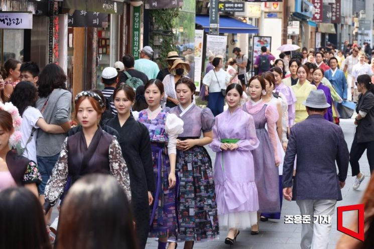 인사동 전통문화 축제인 '인사동 엔틱&아트 페어'가 개막한 31일 서울 인사동거리에서 한복 ,모던 한복 퍼레이드가 펼쳐지고 있다. 사진=조용준 기자 jun21@