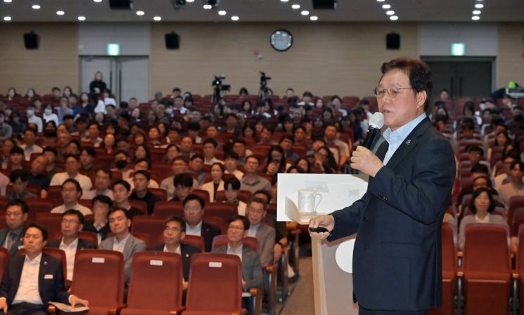 박완수 경남도지사가 2023년도 하반기 청렴콘서트에서 일일 특별강사로 나서 강의하고 있다. [사진제공=경남도청]