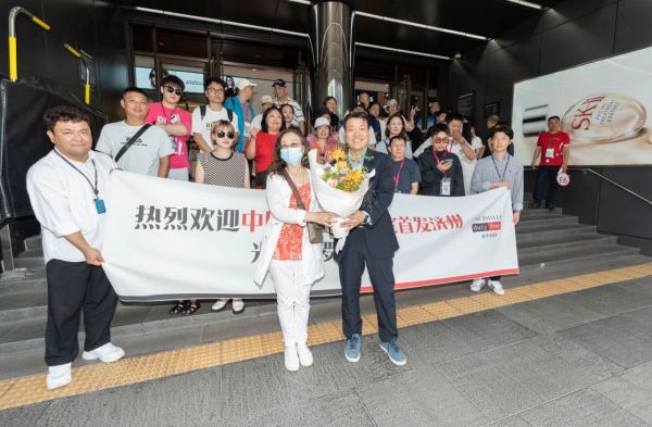 신라면세점은 제주점을 방문한 단체관광객에게 환영 꽃다발을 전달한 후 함께 기념촬영을 했다[사진제공=신라면세점].