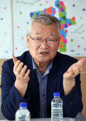 윤영달 크라운해태 회장이 지난달 31일 서울 뚝섬 한강공원에서 열리는'2023 한강조각 프로젝트' 개막을 앞두고 전시회에 대해 소개하고 있다.[사진제공=크라운해태제과]