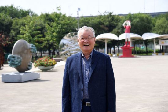 윤영달 크라운해태제과 회장이 지난달 31일 서울 뚝섬 한강공원에서 열리는'2023 한강조각 프로젝트' 개막식에서 전시회를 소개하며 환하게 웃고 있다.[사진제공=크라운해태제과]