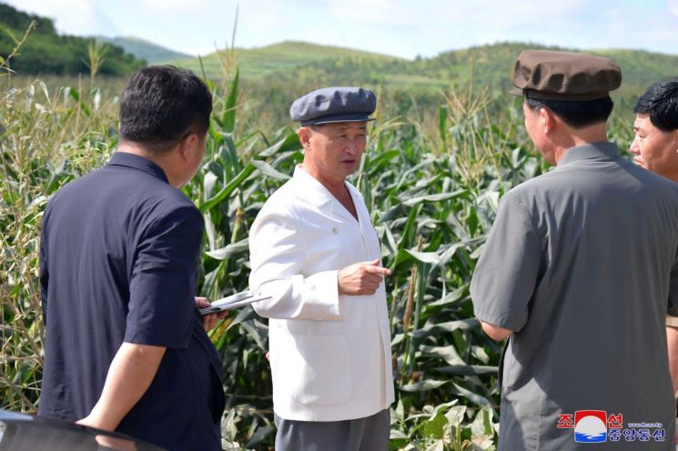 황주군 대동농장 시찰하는 김덕훈 북한 내각총리