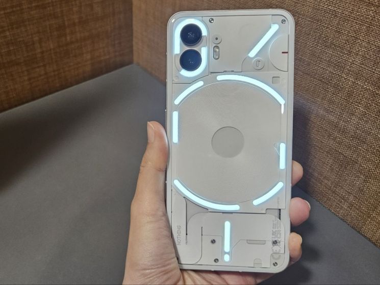 [체험기]‘투명폰’ 낫싱 폰2…플래그십과는 다른 매력 