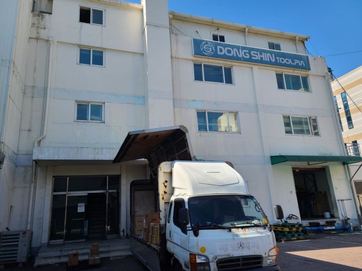 서울 금천구 독산동 동신툴피아 서울물류센터 1층 집하장에 배송차가 출하를 대기중이다.