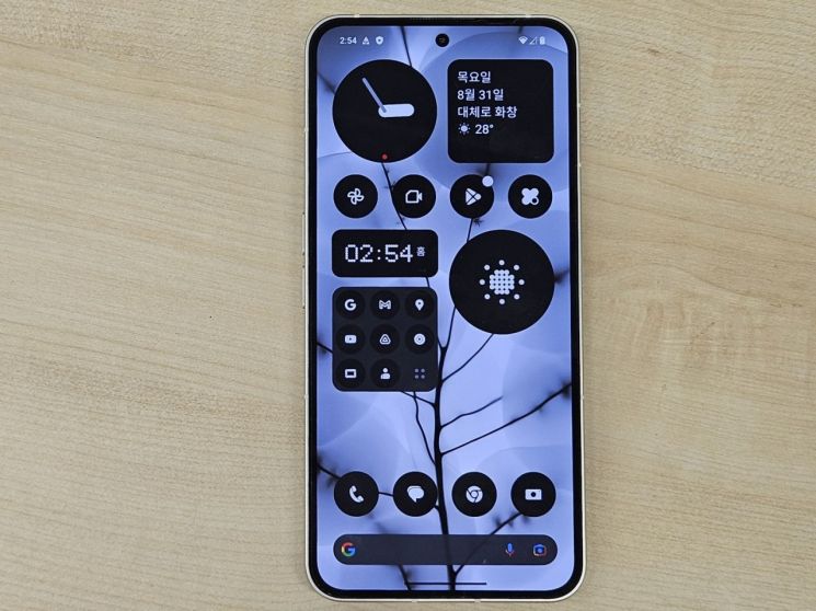 [체험기]‘투명폰’ 낫싱 폰2…플래그십과는 다른 매력 