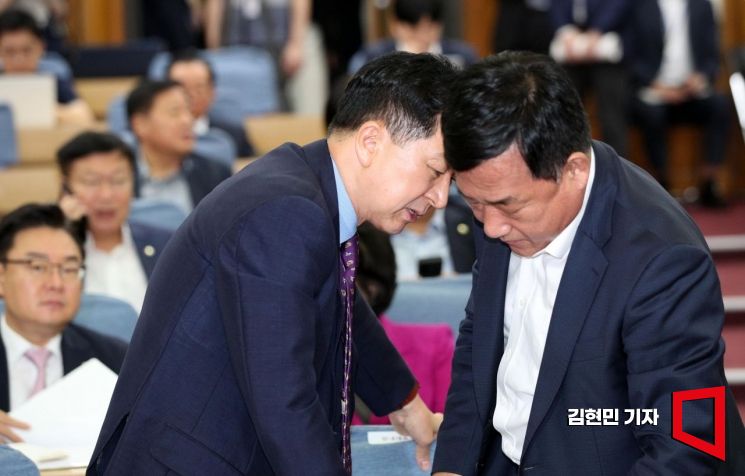 김기현 국민의힘 대표가 1일 국회에서 열린 정책의원총회에서 박성민 의원과 대화하고 있다. 사진=김현민 기자 kimhyun81@