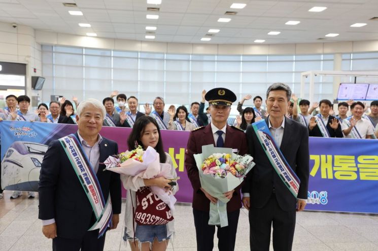 1일 포항역에서 SRT 열차 이용객들을 맞이하는 환영식이 열렸다. (왼쪽부터 백인규 포항시의회 의장, 첫차 탑승객 김현지 씨, 첫 열차를 운행한 심상필 기장, 이강덕 포항시장)