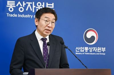 김완기 산업통상자원부 무역투자실장이 1일 정부세종청사에서 '8월 수출입동향'을 설명하고 있다.