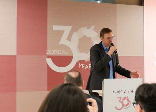 사무엘 뒤 리테일 로레알코리아 대표가 1일 서울 강남구 아셈타워에서 열린 로레알코리아 창립 30주년 기자간담회에서 발표를 하고 있다. [사진제공=로레알코리아]