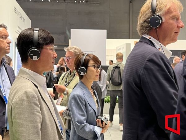 이영희 삼성전자 사장(가운데)이 9월1일 독일 베를린에서 개막한 'IFA 2023'에서 삼성전자 부스를 둘러보고 있다. [사진=한예주 기자]