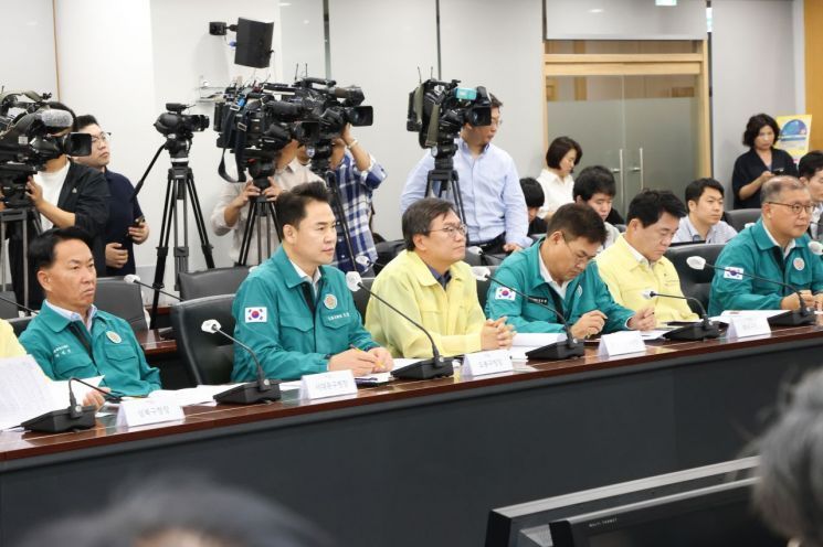 오언석 도봉구청장(왼쪽 두번째)이 서울시-자치구 구청장 회의서 ‘선제적 은둔형 사례관리’를 발표했다.