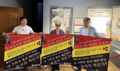 1일(현지시간) 알마티 고려극장에 있는 홍범도 장군의 대형 사진 앞에서 흉상 이전 계획 철회를 촉구하는 카자흐스탄의 고려인 동포들 [이미지출처=연합뉴스]