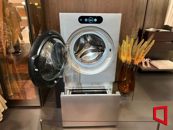 LG Electronics introduced the 'LG SIGNATURE Washer-Dryer,' which combines the functions of a washing machine and a dryer into one, at IFA 2023. <br>[Photo by Han Yeju]
