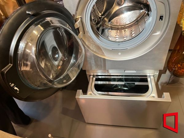 The 'LG SIGNATURE Washer-Dryer' is equipped with a 4kg capacity mini wash at the bottom of the product, allowing delicate clothes or underwear to be washed separately. <br>[Photo by Han Yeju]