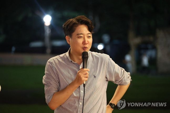 국민의힘 이준석 전 대표가 2일 오후 대구치맥페스티벌이 열리고 있는 두류공원 야외음악당에서 지지자 등 시민들과 만나 대화하고 있다. [사진출처=연합뉴스]