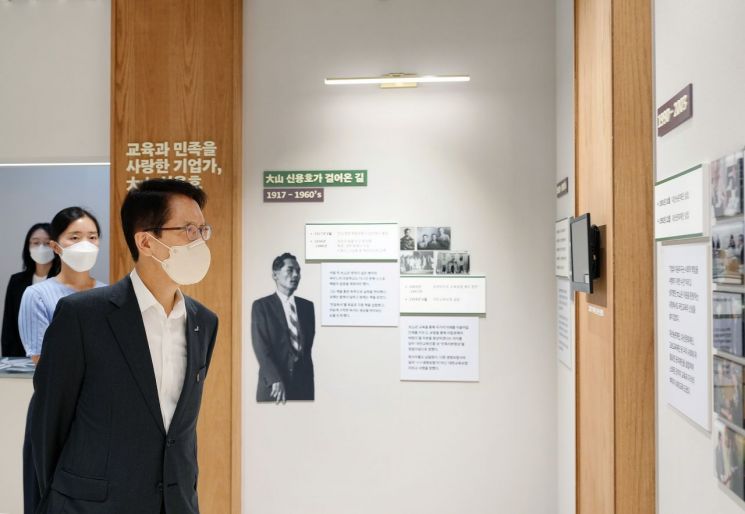 신창재 교보생명 대표 겸 이사회 의장이 1일 서울 종로구 교보문고 광화문점에서 열린 '대산 신용호 교보생명 창립자 영면 20주기 추모 전시회'를 둘러보고 있다.(제공=교보생명)