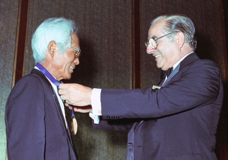 1983년 대산 신용호 교보생명 창립자(왼쪽)가 세계 보험산업 발전에 기여한 공로로 세계보험협회(IIS)로부터 한국인 최초로 '세계보험대상'을 수상하고 있다.(제공=교보생명)
