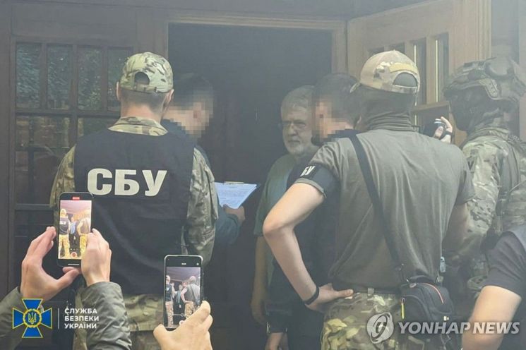 우크라이나 재벌 이호르 콜로모이스키가 우크라이나 보안국(SBU) 형사들에게 둘러싸여 있는 모습. SBU는 2일(현지시간) 이 사진을 공개했다. [사진출처=연합뉴스]