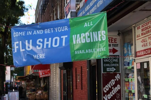 1일 미국 뉴욕시 브루클린 플랫부시 인근의 한 약국에 코로나19 백신 관련 현수막이 걸려 있다. [사진출처=AFP/ 연합뉴스]