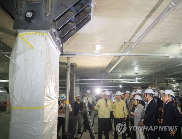 국민의힘 의원들이 철근 누락 아파트를 둘러보고 있다.[사진=연합뉴스]