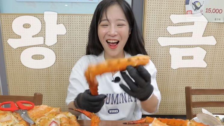 Tzuyang Stays Strong Despite Negative Comments After Salmon and Highball Mukbang... This Time, King Crab and Scallop Mukbang