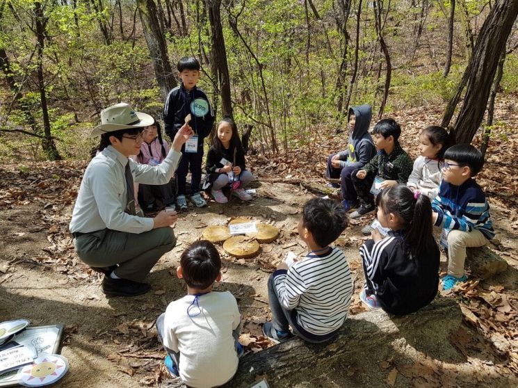 북한산에서 열린 생태체험 현장 모습 [사진제공=국립공원공단]