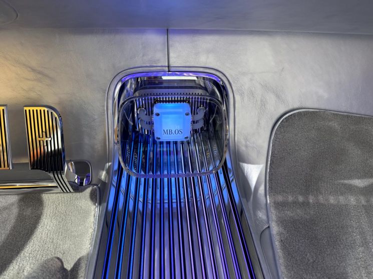 메르세데스 벤츠 콘셉트 CLA 클래스는 엔비디아 고성능 수냉식 칩을 탑재했다. 이를 강조하기 위해 이 차량에 반도체 칩을 표면에 드러냈다. [사진=오규민 기자 moh011@]